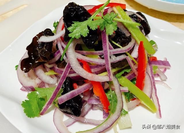 凉拌洋葱木耳|做凉拌洋葱，拌料前“多做一步”，洋葱清甜脆爽，好吃不呛人