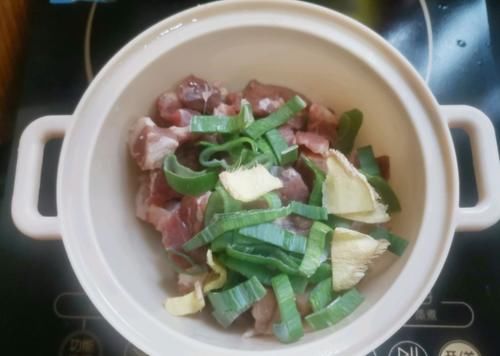 做法|这才是萝卜炖牛腩的家常做法，口感劲道，肉质鲜嫩，汤汁浓郁下饭