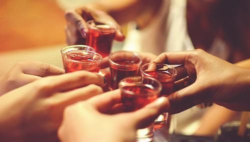 喝酒|男人喜欢喝酒又想要长寿若想喝酒不伤身,3个前提您要知道!