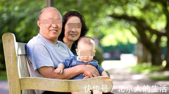 老一辈|老人带孩子到底是好是坏？有利有弊，但这两大好处别人不能比
