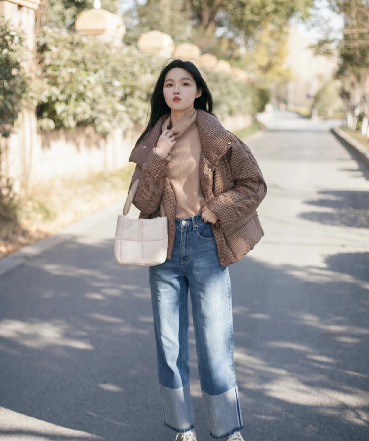 直筒|奔三奔四的女性如何选牛仔裤,掌握这几个搭配方法,洋气又减龄