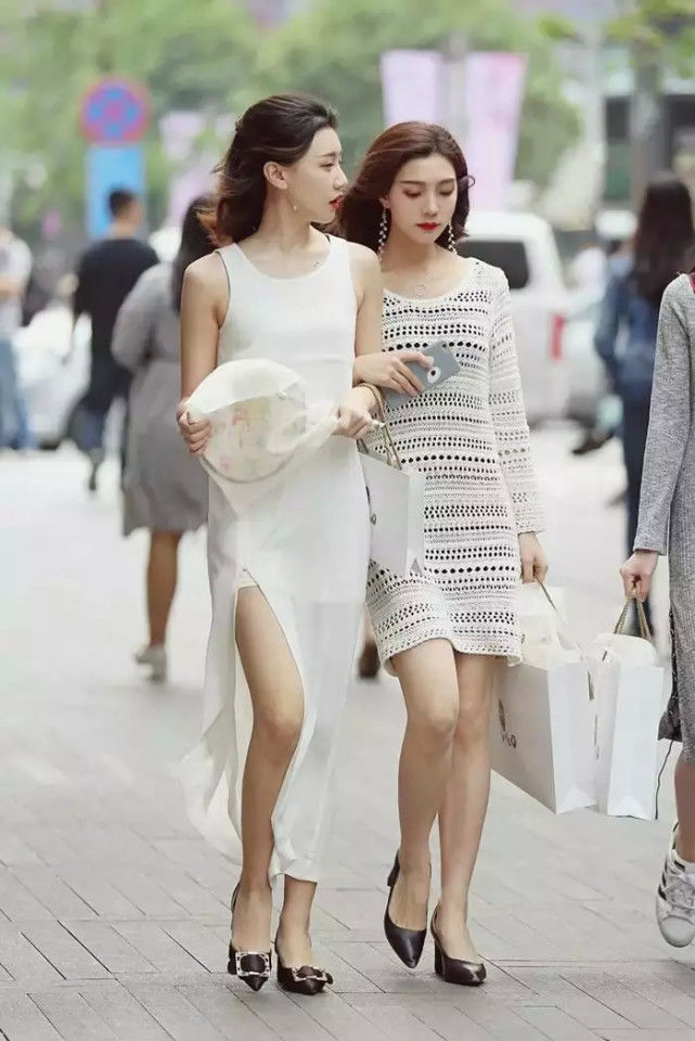 路人街拍,高颜值的小姐姐,身姿迷人凹凸,尽显性感女人味