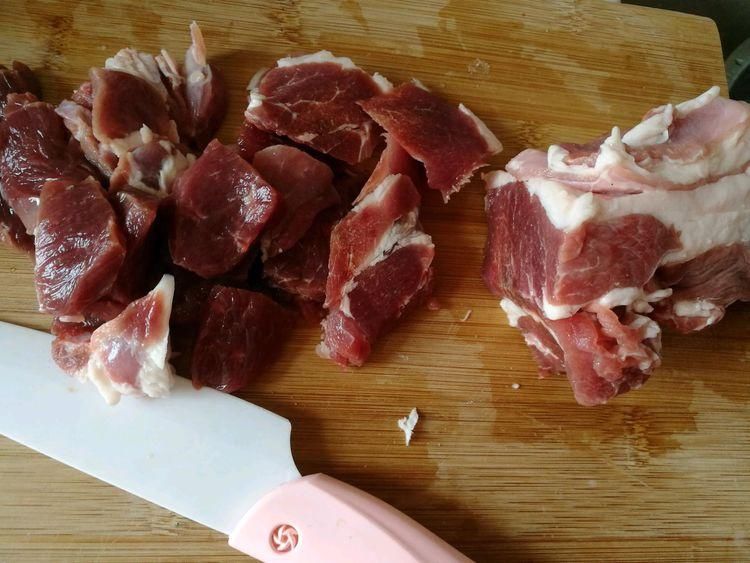 天冷了,炖一锅羊肉汤暖暖身,鲜美滋补,做法还不难