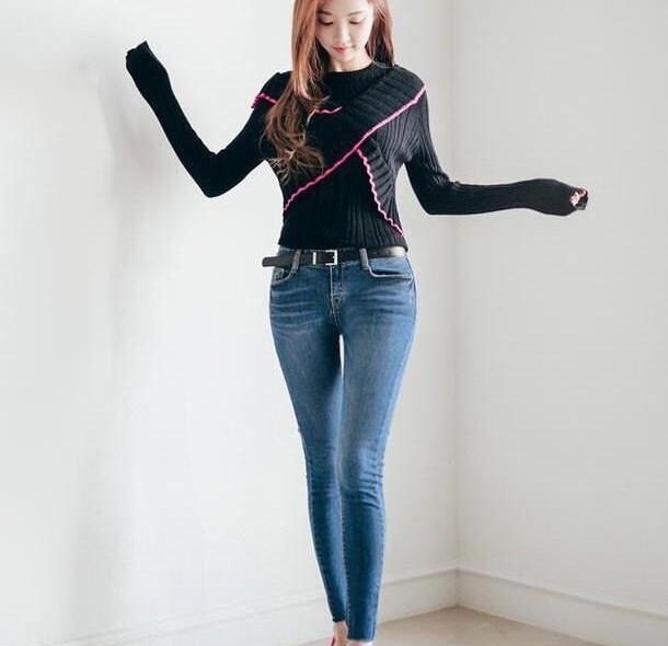 紧身|路人街拍:好看的紧身牛仔裤小姐姐,尽显女性的曼妙身姿!