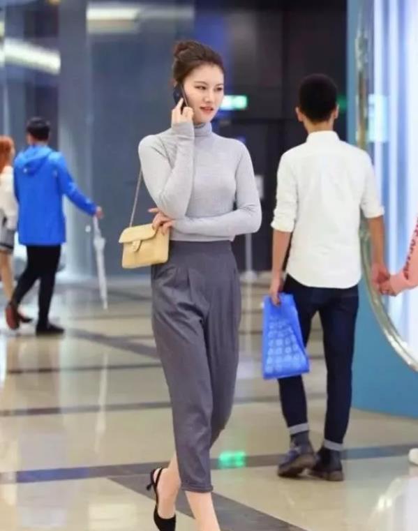 街拍艳冶柔媚的小姐姐,身穿长款上衣配短裤,笑容甜美可爱