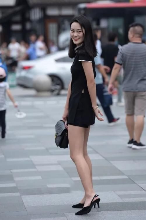 黑色旗袍款上衣，搭配同色短款裤装，穿出时髦少女感