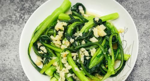  青菜|炒青菜，直接下锅炒是“外行”，大厨都这样做，青菜翠绿又入味