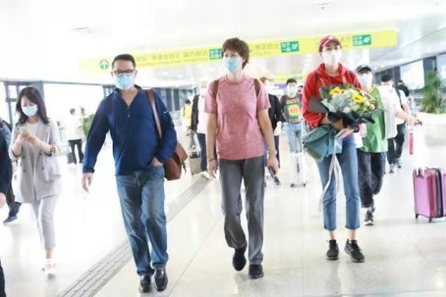 机场|郎平一家走机场,人均180比旁边人高一截,便装穿出强大气场