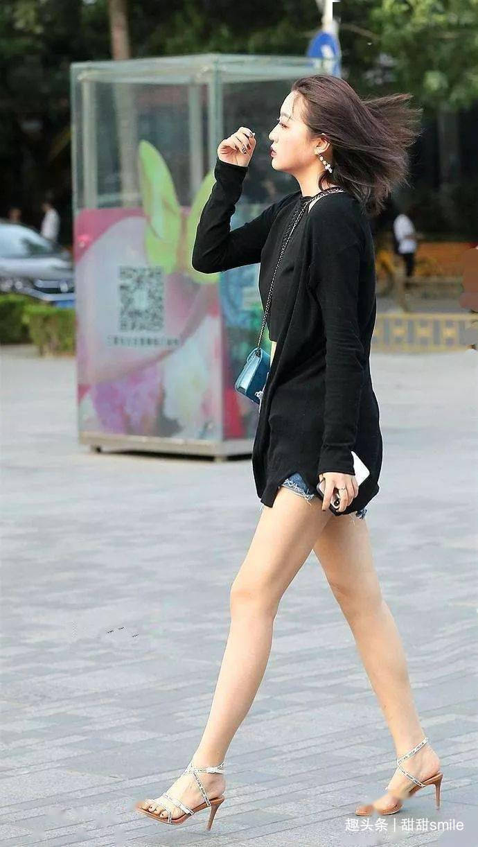 美女脚上穿着一双露脚趾绿色尖头高跟鞋,有一种清新又淡雅的气质