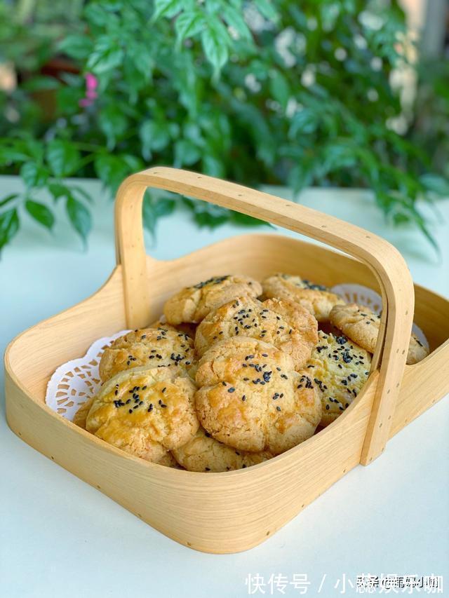 玉米油|不用猪油也酥脆，香酥美味黑芝麻桃酥，轻轻一碰酥得掉渣