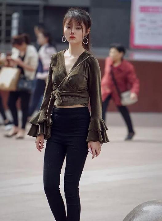 街拍美女穿着非常的清新,又很甜美,看起来很显白