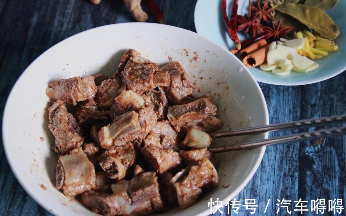 开胃|排骨别总红烧了,做一道香辣开胃的香煎小排,好吃到舔手指