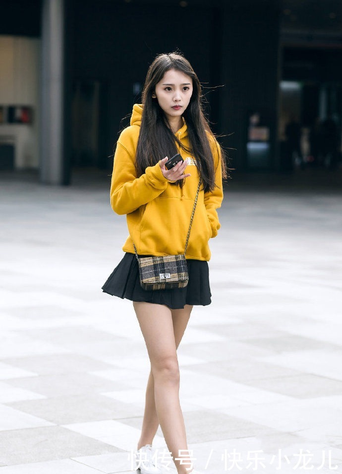 一看非常善良女人味十足,一张稚嫩的娃娃脸,还是女大学生的模样