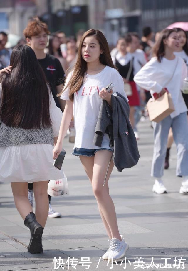 穿牛仔裤打造通勤风,搭配一件白色衬衣就够了,简单大方又干练