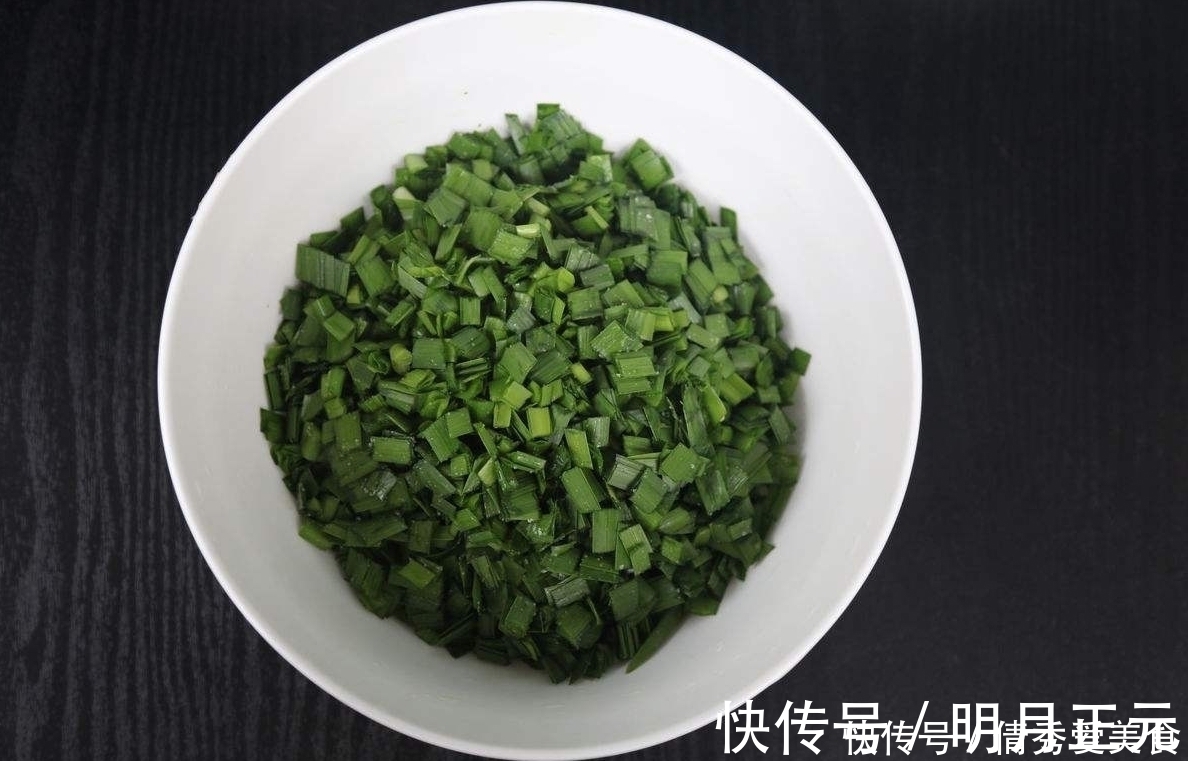 韭菜鸡蛋饺子拌馅时多加1种调料，韭菜不出水，饺子更美味