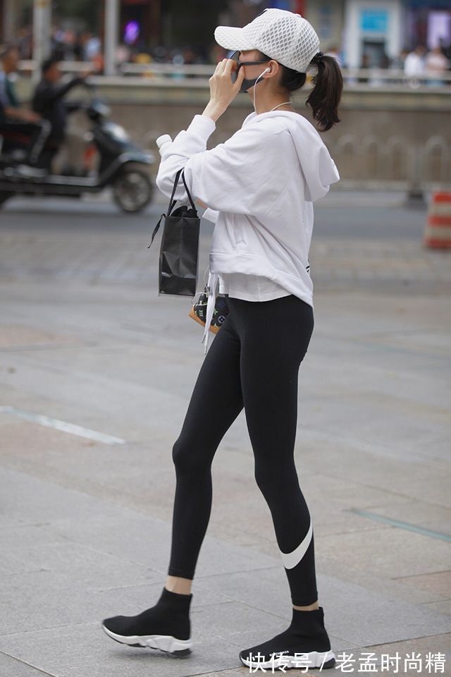 淑女 街拍:打底裤小姐姐尽显淑女柔情,拥有美丽动人身姿