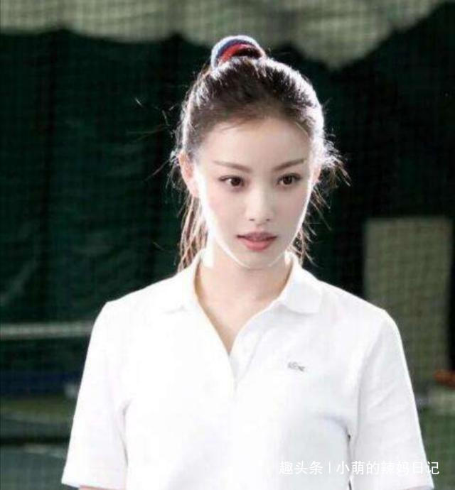 女人不管奔几，扎马尾时少犯这3个''错误''！掉发不说，还显脸大