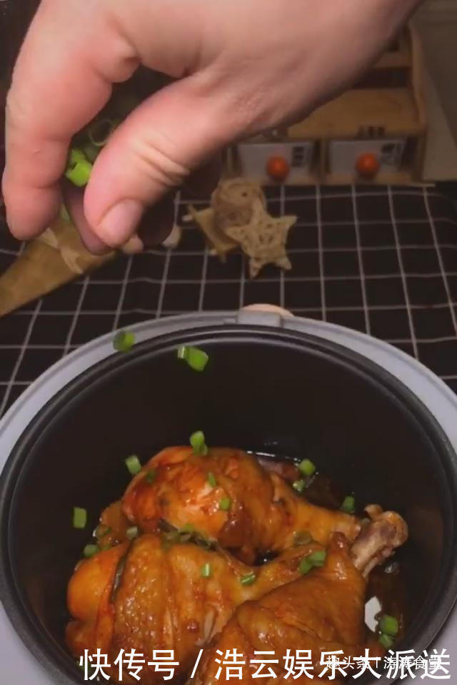 电饭锅|颜色红里透亮,肉质鲜嫩入味,做成后满屋飘香,超级诱人,煲鸡腿