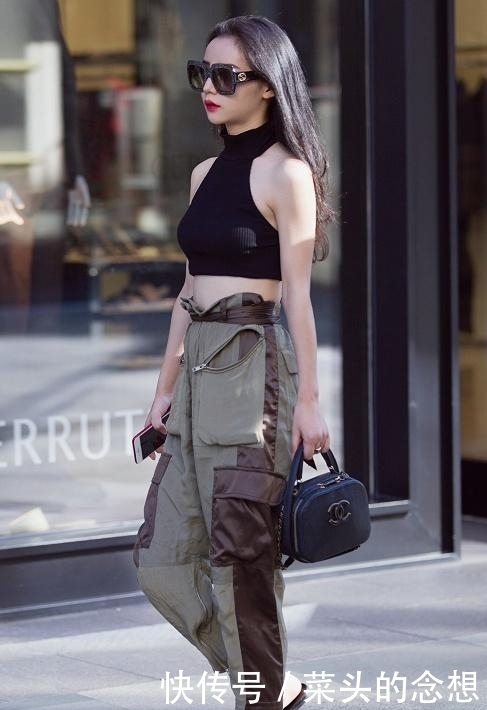 不同年轻段的女人穿衣也不同,有人爱性感打扮,有人爱减龄打扮!