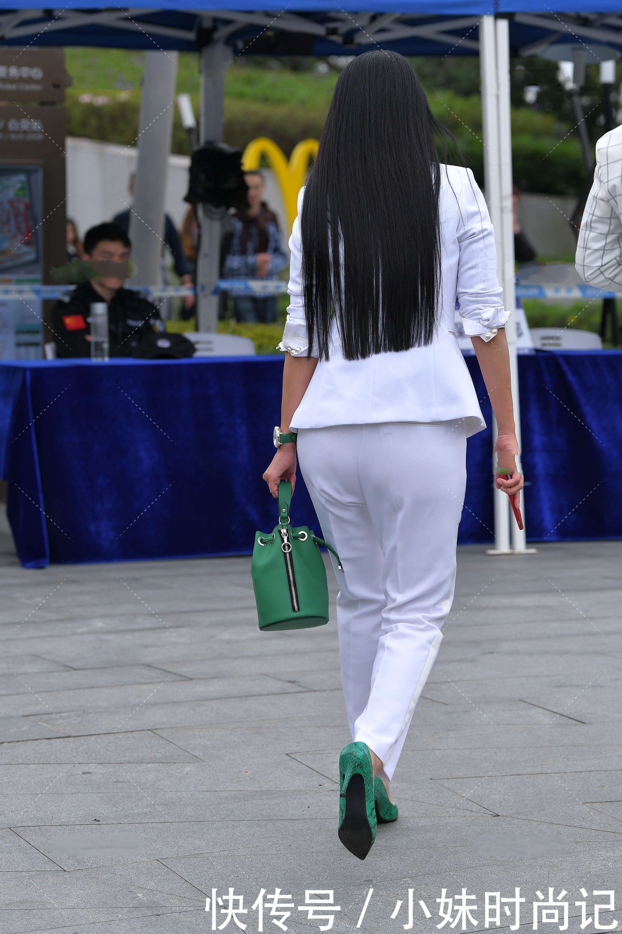 街拍：白色西装很休闲, 搭配黑色墨镜也能穿出帅气范儿