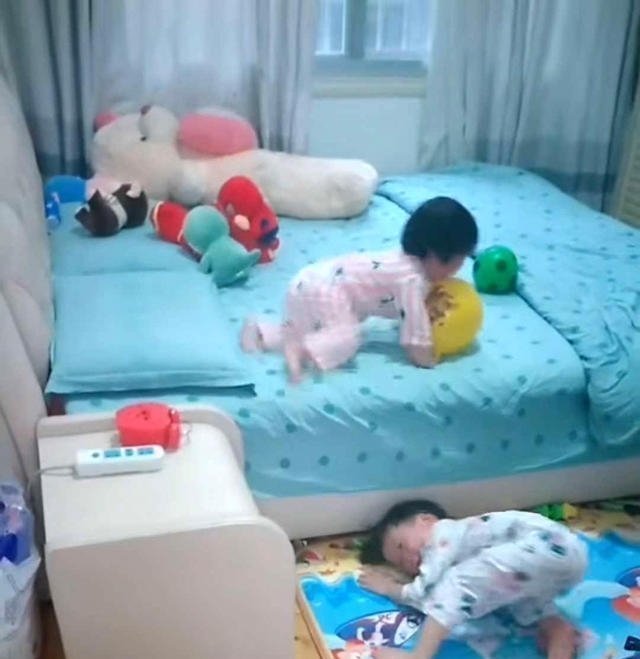 梯子|妹妹太矮上不去床,哥哥给妹妹当人肉梯子,网友:年度最暖哥哥!