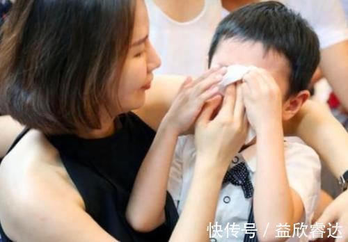 内心世界|孩子被父母打后,为何还哭着让父母抱?3种内心世界暴露教育问题