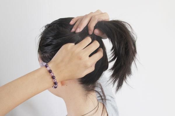 头发油腻,挠头时指甲经常抠出“白泥”是怎么回事?该怎么解决?