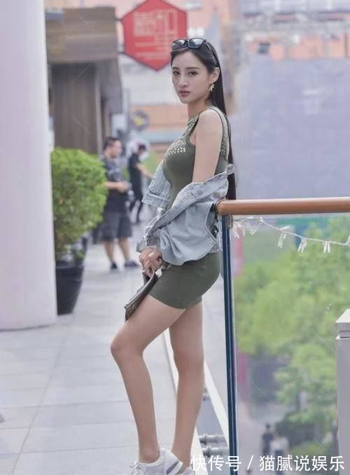 腰身|宽松牛仔外套搭配墨绿色裹身裙设计感,骨感腰身让穿搭更具魅力