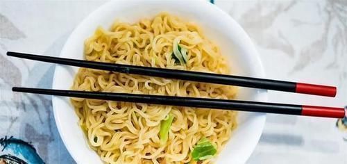 方便面|方便面桶装比袋装贵3块,获知贵到哪里后,我宁可买桶装的面