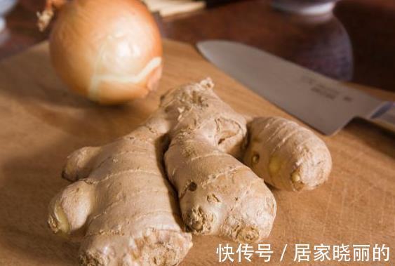 冬病夏治|三伏天睡前把“生姜”涂在脚底,坚持一周,3个好处收入囊中!