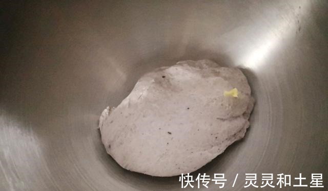 吸油纸|黑米别用来煮粥，做成面包，好吃又美味！