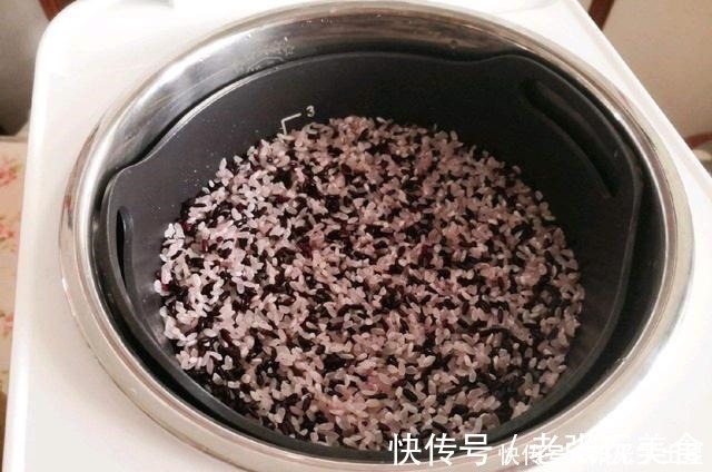 黑芝麻|入冬后,用它来代替豆浆牛奶,补气又养血,面如桃花不用涂胭脂!