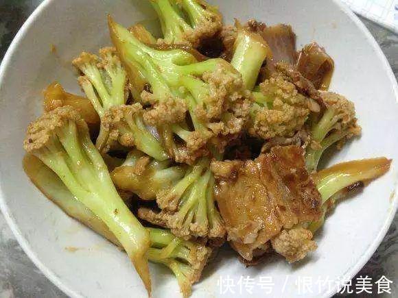 炒花菜时，万万别直接下油锅！多加“1步”，花菜又香又脆