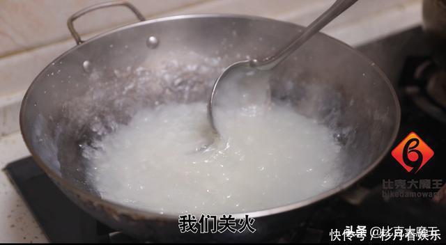 贴春联别再用胶带了,用一招轻松搞定,平整又牢固,看完能帮大忙