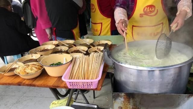 凳子|老夫妻开面馆地方小，客人排队坐路边趴凳子吃面，一早上卖四百碗