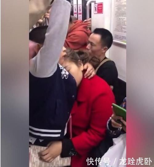 地铁|小男孩和妈妈坐地铁,妈妈太累睡着了,小男孩的举动让人羡慕