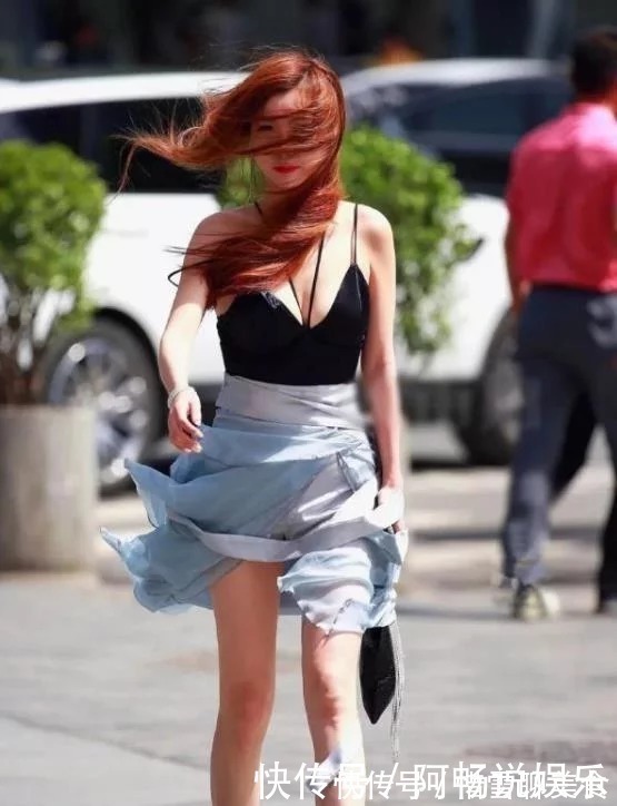 辣妈|街拍成熟气质的姐姐,花色上衣搭配牛仔裤,魅力无穷