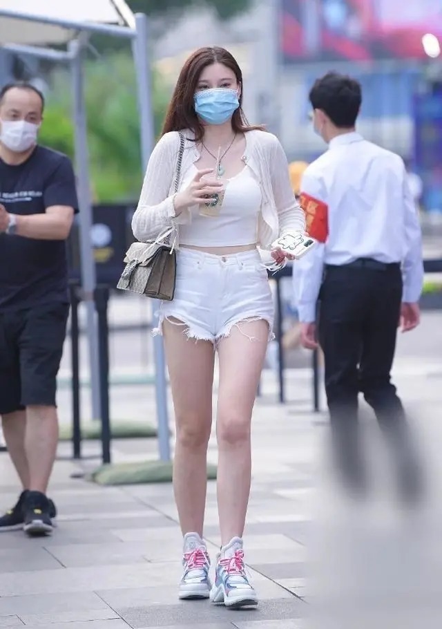 穿搭 牛仔裤穿搭还可以拉长脖颈,要讲究色彩搭配,你会选择吗