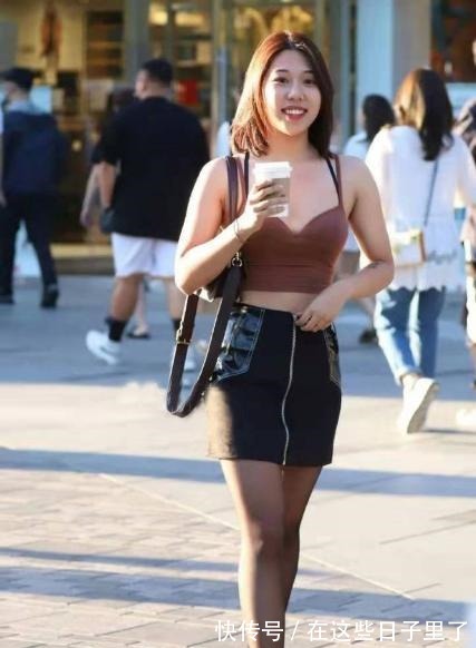 短裙 棕色吊带背心搭配皮短裙,俏皮可爱,层次感十足!