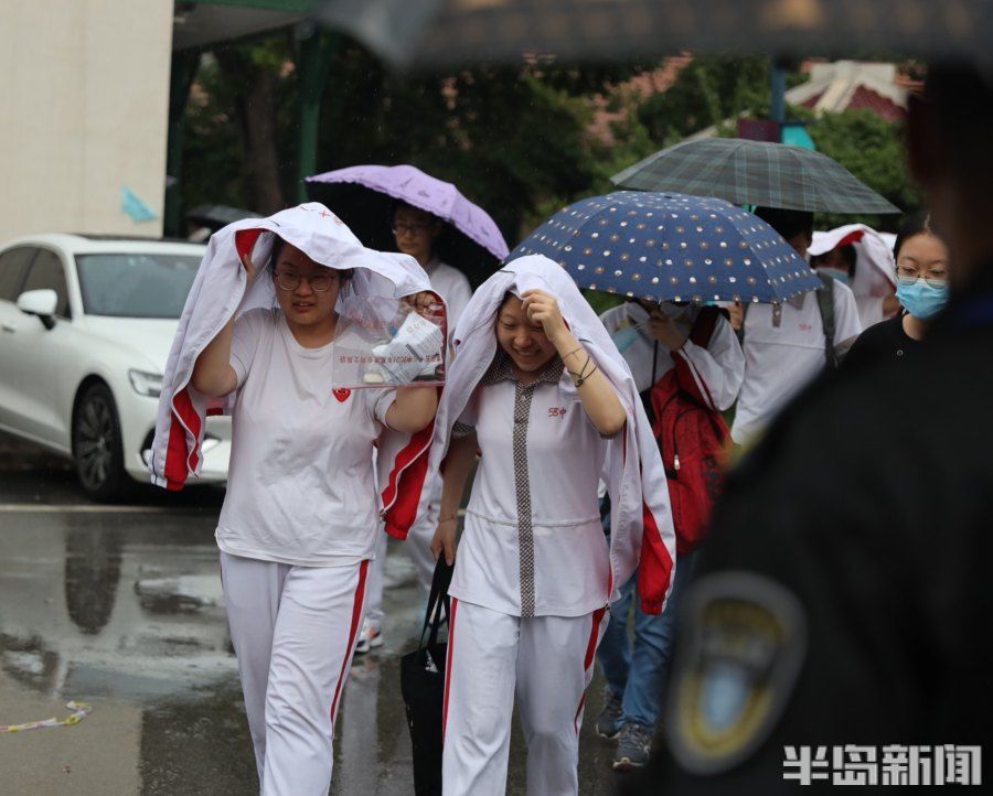 家长|考完正逢大雨，家长老师共造“避雨通道”