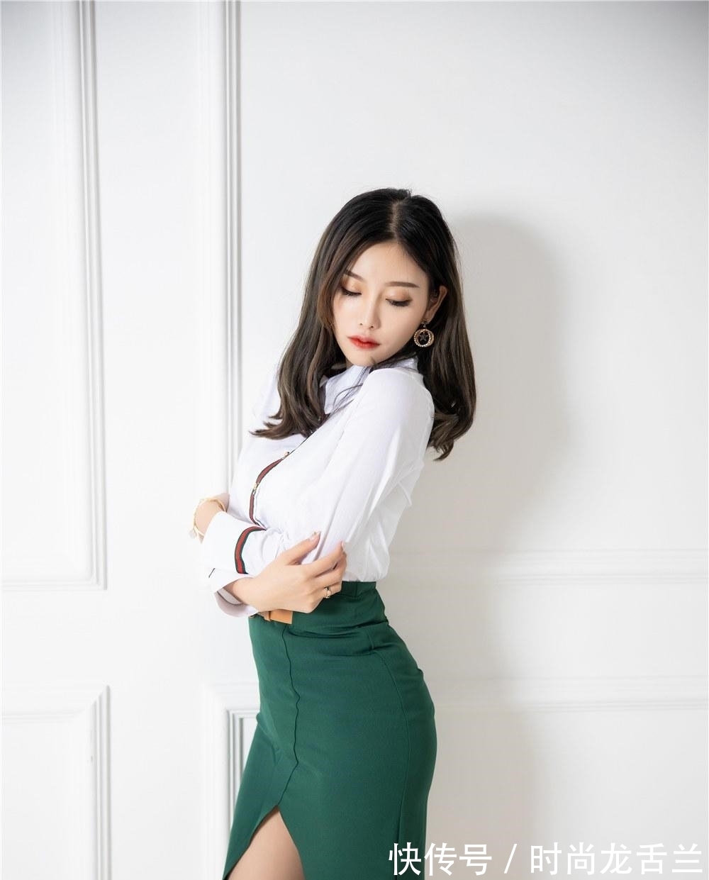 半身裙|气质美女白色衬衫+半身裙搭配一双绿色高跟鞋时尚迷人,吸睛无数