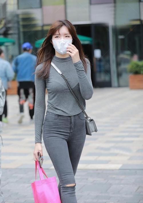 百搭 紧身牛仔裤适合穿休闲鞋，穿高跟鞋的话，会显得很成熟