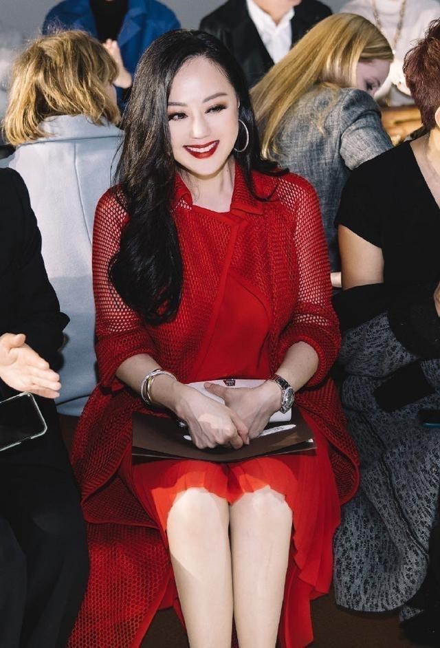 章小蕙|章小蕙才是“不老女神”,一身红色穿搭潇洒霸气,一点不像58岁