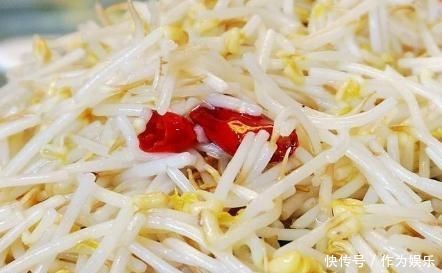 炒豆芽时，直接炒就“废”了，多加一步，豆芽香脆，不出水