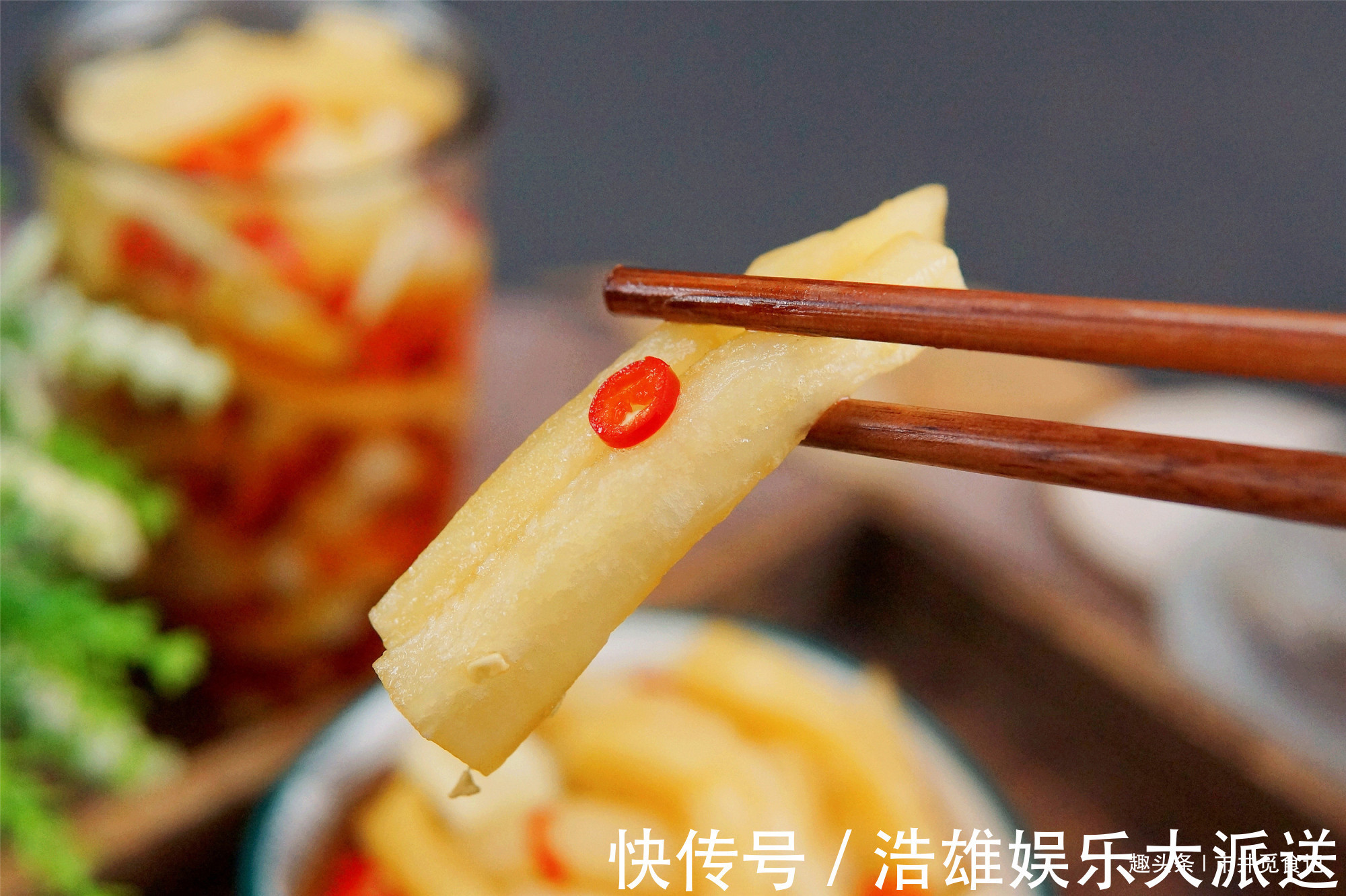 奶奶用了几十年的腌萝卜配方,酸辣开胃,喝粥绝配,不比饭店的差