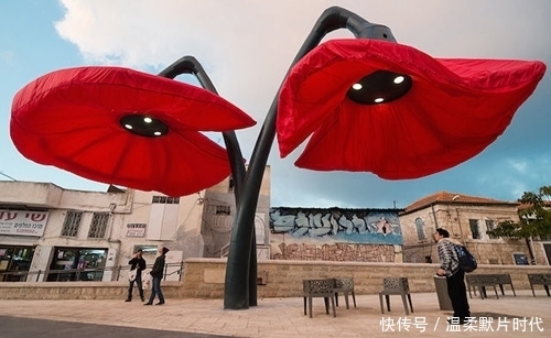 开放|街头上这4朵大红花,通过“感应”给过路行人阴凉,自如开放