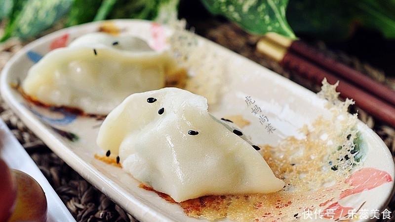 煎饺上的冰花,到底是面粉还是淀粉做的?加多少水才焦脆不糊?
