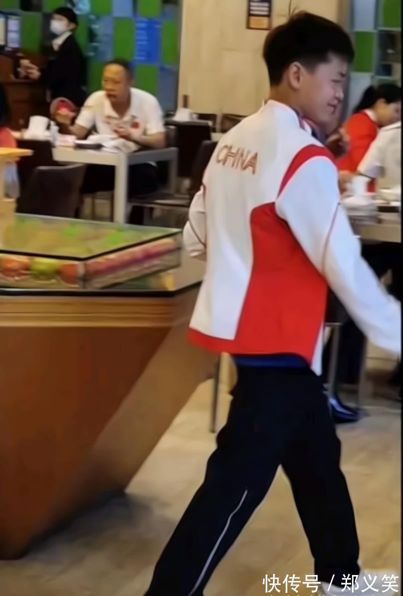 中国跳水队|粉丝在食堂偶遇全红婵!追着14岁天才要签名,红姐大笔一挥搞定