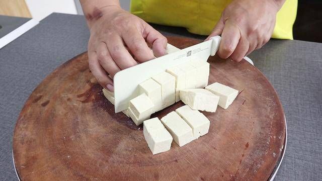 豆腐里打两个鸡蛋,没想到这么好吃,外焦里嫩,比红烧肉还香