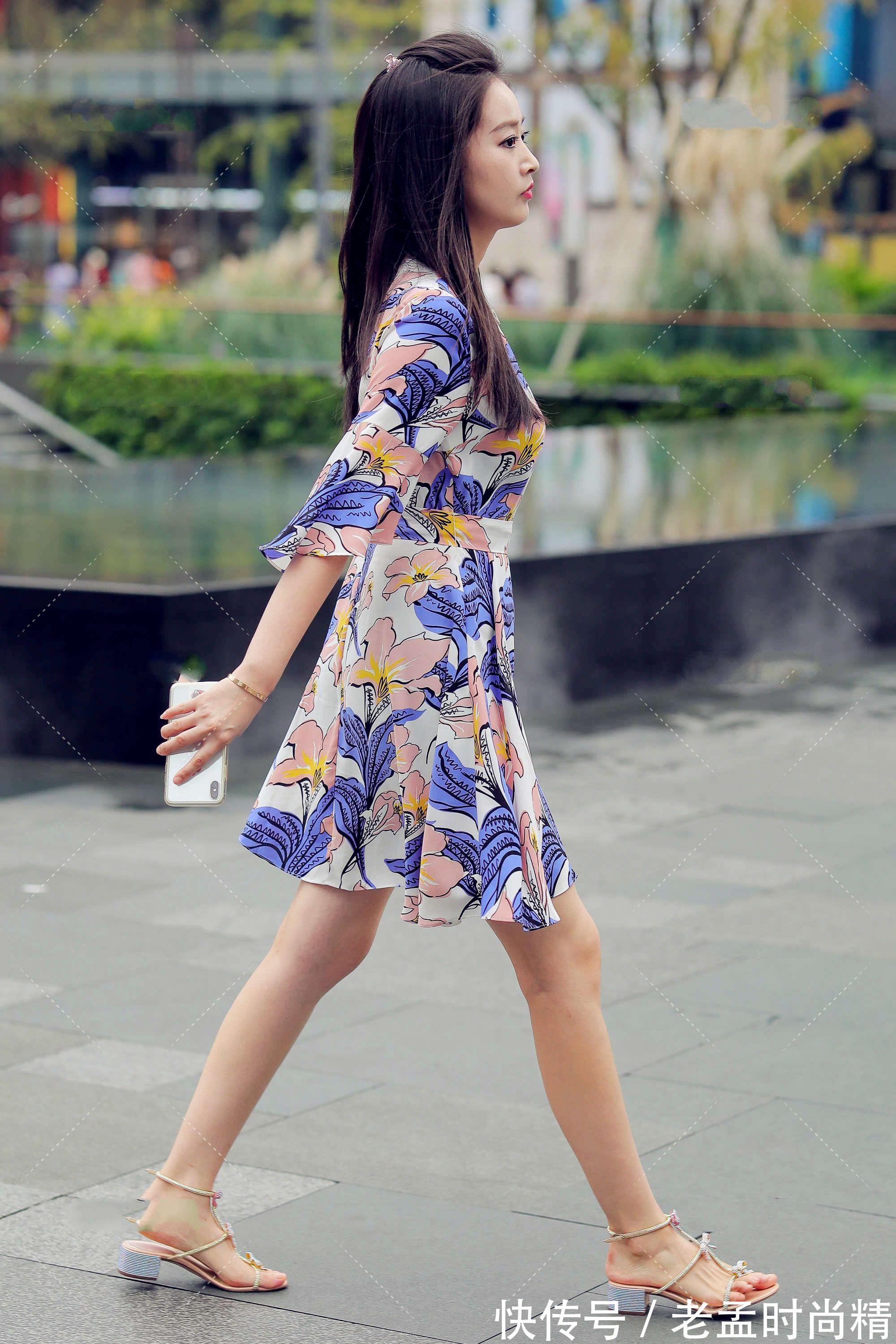 穿搭|印花裙依然是初秋的“主角”,清新优雅又大方,穿着时尚又靓丽